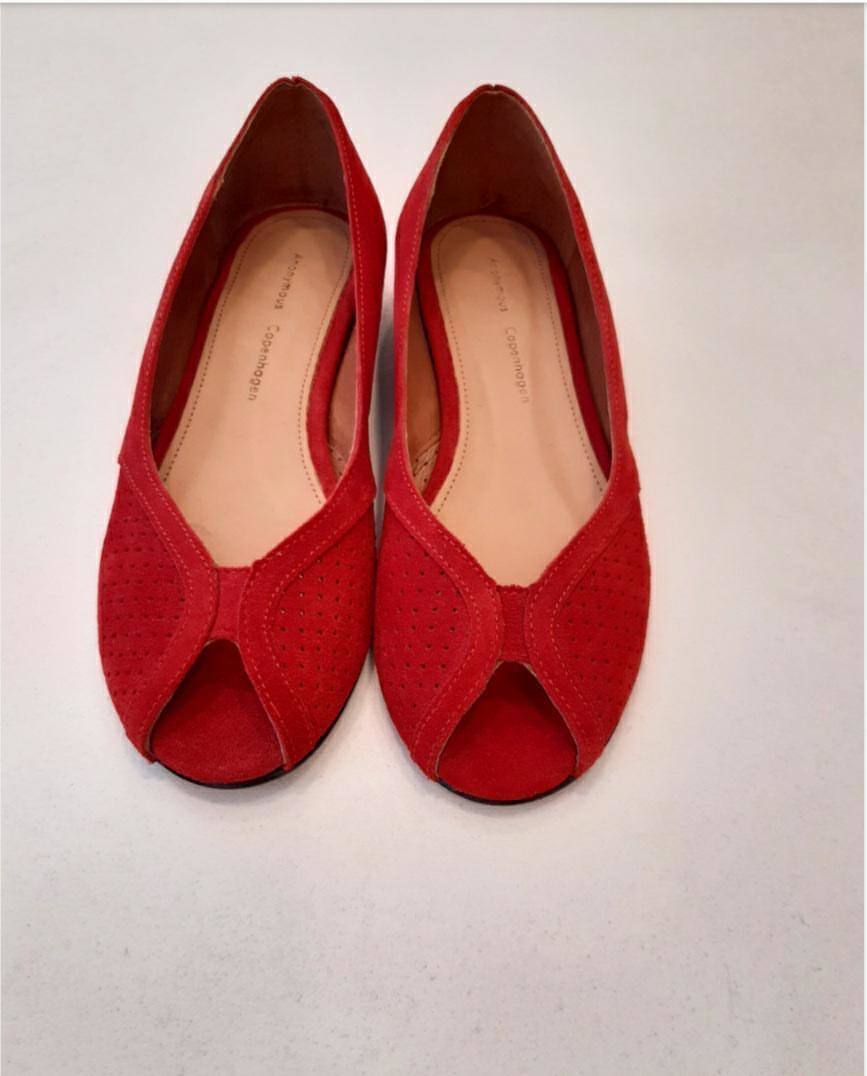 Sandalia 'peep-toe' de color rojo (136 euros). 