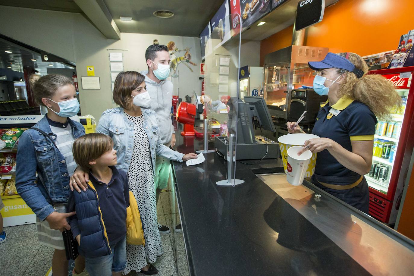 La primera proyección en Cinesa tras cuatro meses, marcada por las medidas de seguridad, atrajo a numeroso público