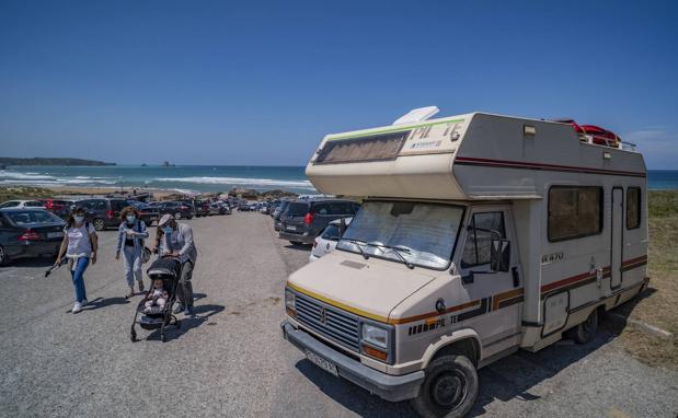 Imagen. Una autocaravana, ayer, en la playa de Canallave, Liencres . 