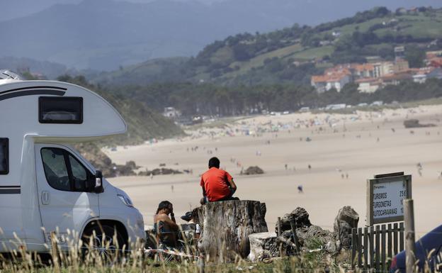 Imagen. La costa cántabra se llena cada verano de autocaravanas.