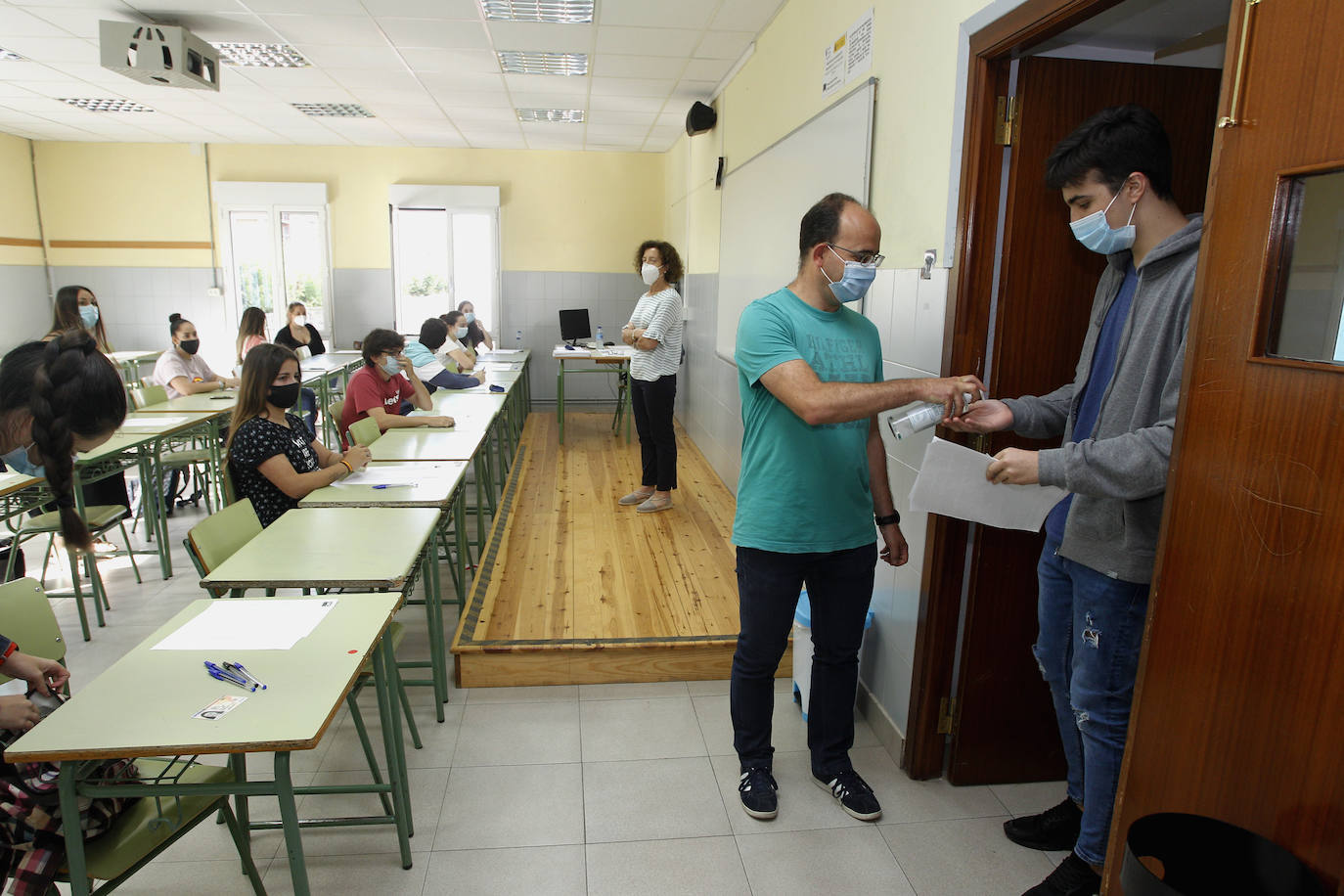 Fotos: Tres mil estudiantes se presentan a la EBAU en Cantabria