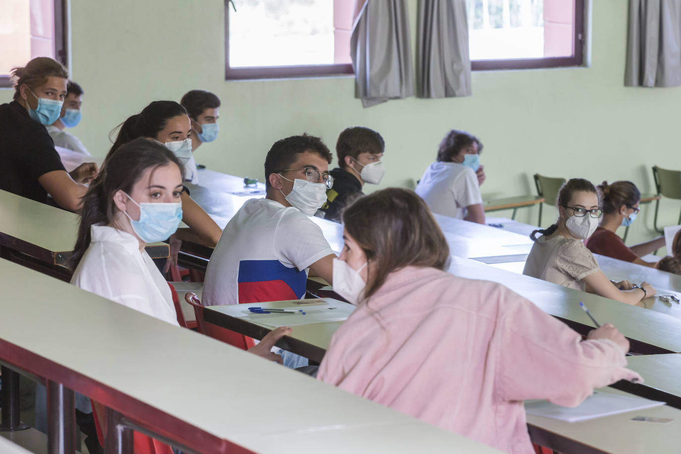 Fotos: Tres mil estudiantes se presentan a la EBAU en Cantabria