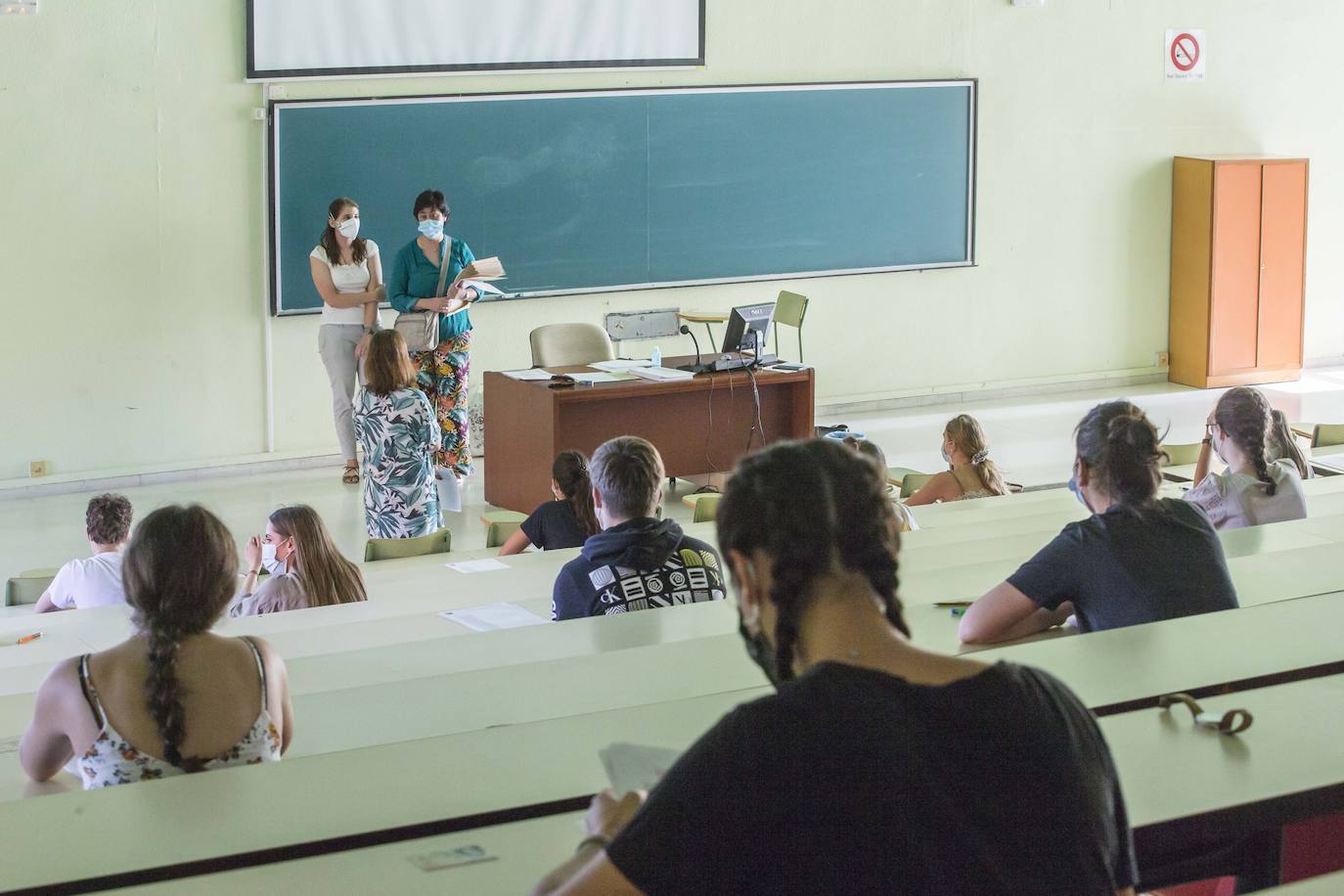 Fotos: Tres mil estudiantes se presentan a la EBAU en Cantabria