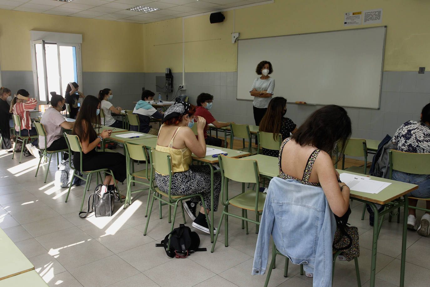 Fotos: Tres mil estudiantes se presentan a la EBAU en Cantabria