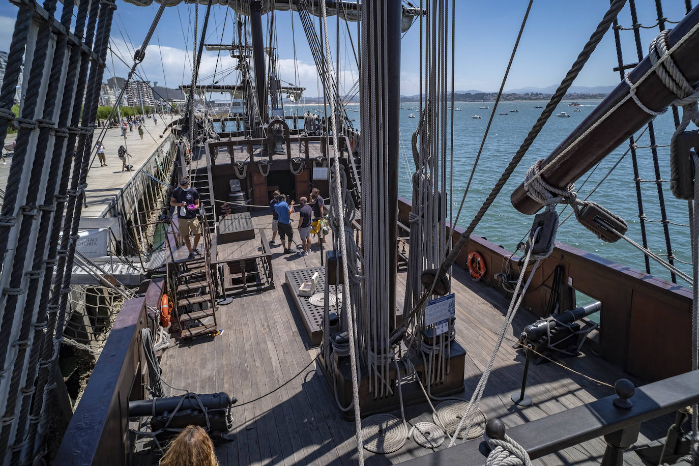 La embarcación, una réplica de aquellas naves que viajaban a América hace 500 años, se puede visitar en el muelle Calderón todo el mes