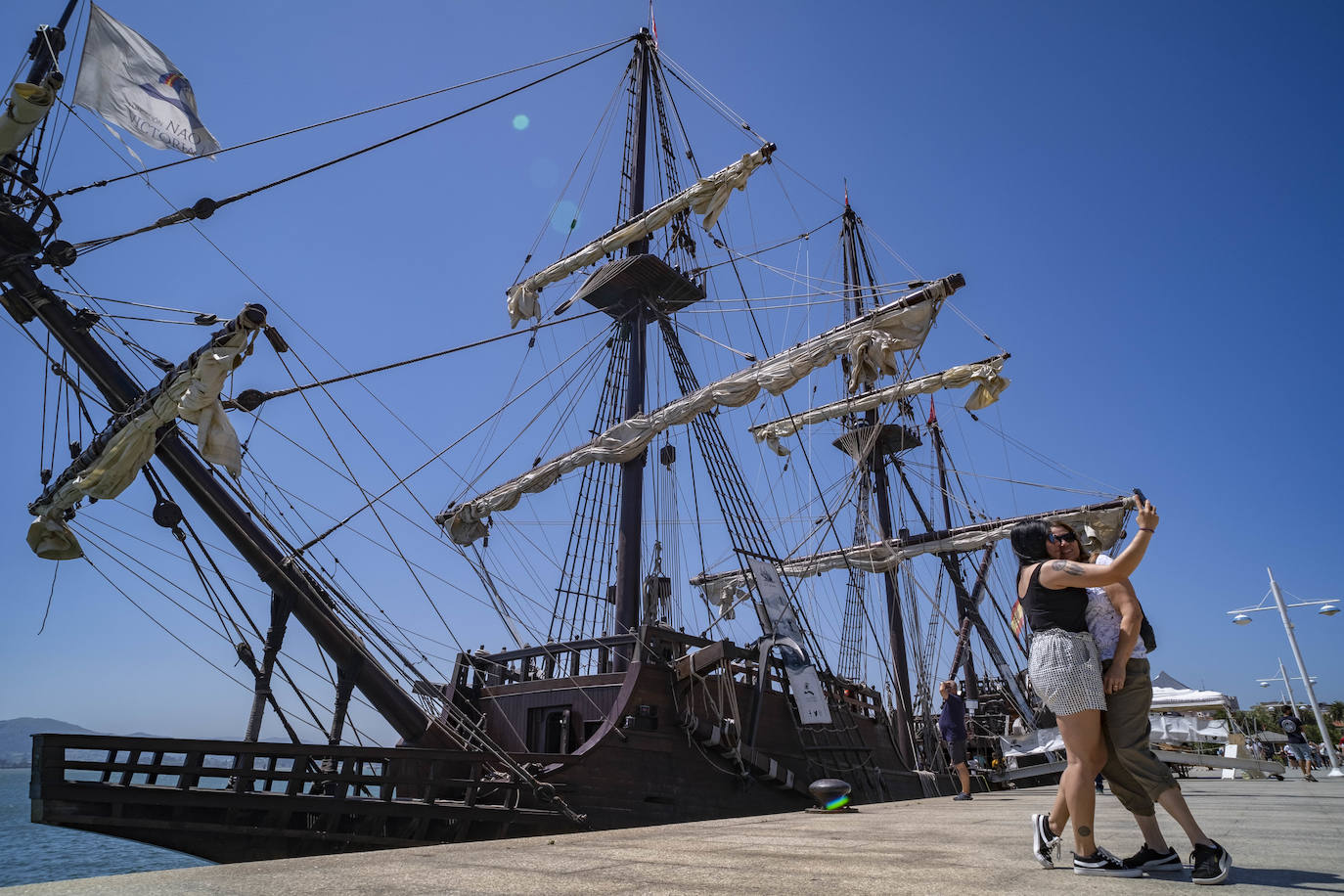 La embarcación, una réplica de aquellas naves que viajaban a América hace 500 años, se puede visitar en el muelle Calderón todo el mes