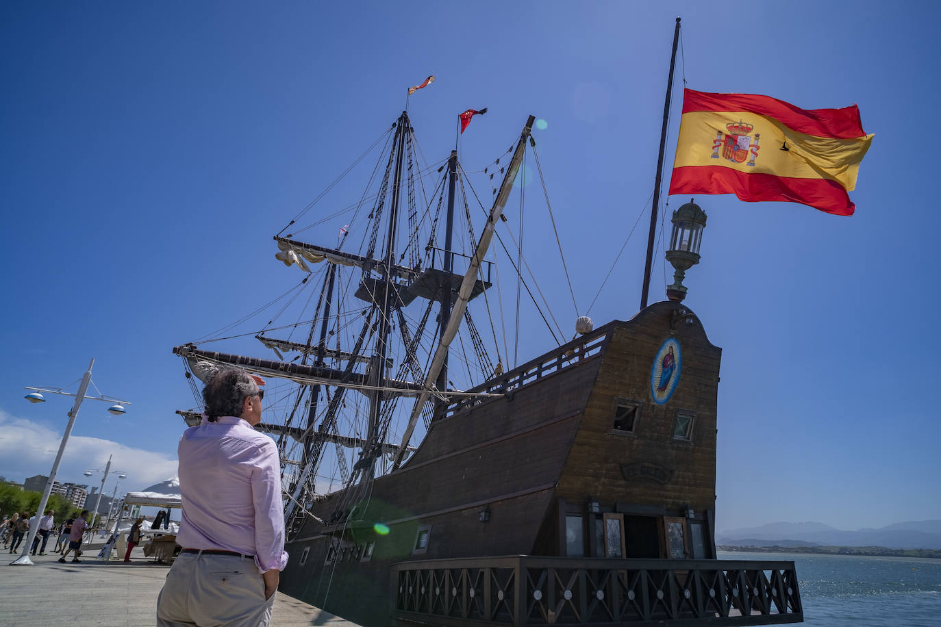 La embarcación, una réplica de aquellas naves que viajaban a América hace 500 años, se puede visitar en el muelle Calderón todo el mes