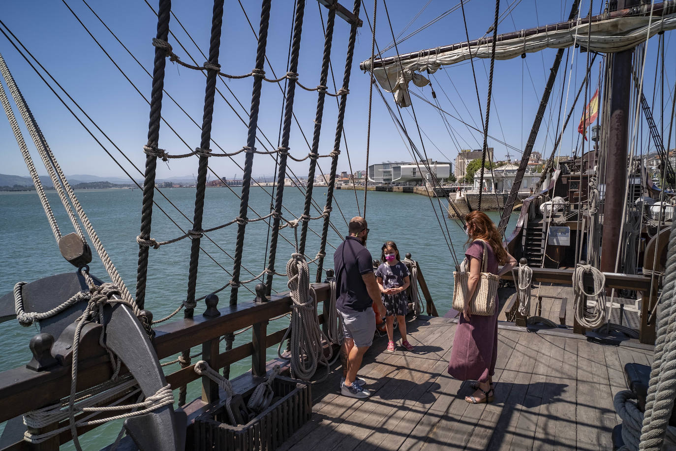 La embarcación, una réplica de aquellas naves que viajaban a América hace 500 años, se puede visitar en el muelle Calderón todo el mes