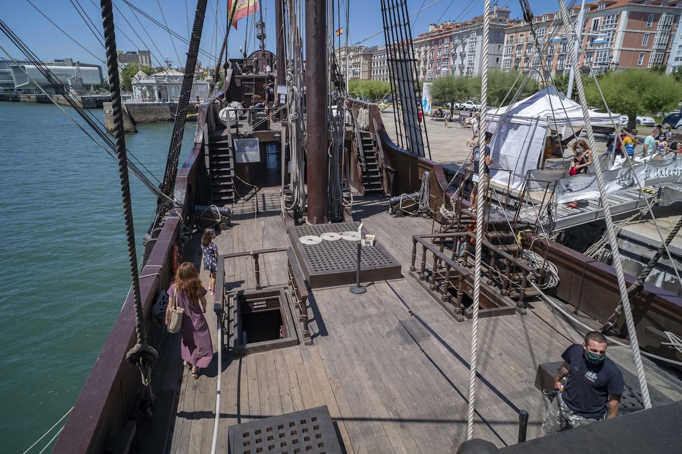 La embarcación, una réplica de aquellas naves que viajaban a América hace 500 años, se puede visitar en el muelle Calderón todo el mes