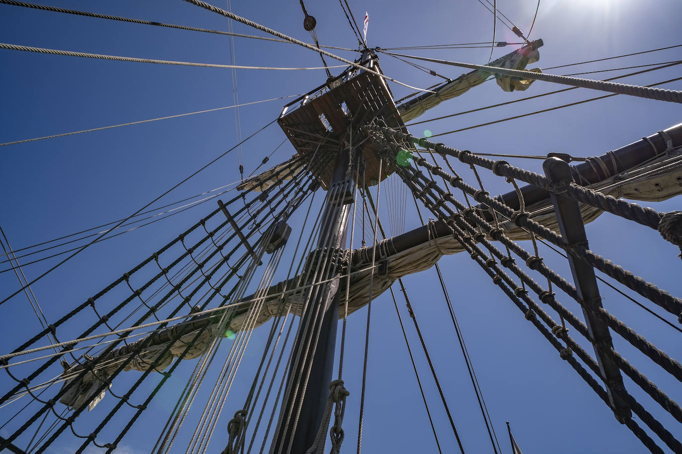 La embarcación, una réplica de aquellas naves que viajaban a América hace 500 años, se puede visitar en el muelle Calderón todo el mes