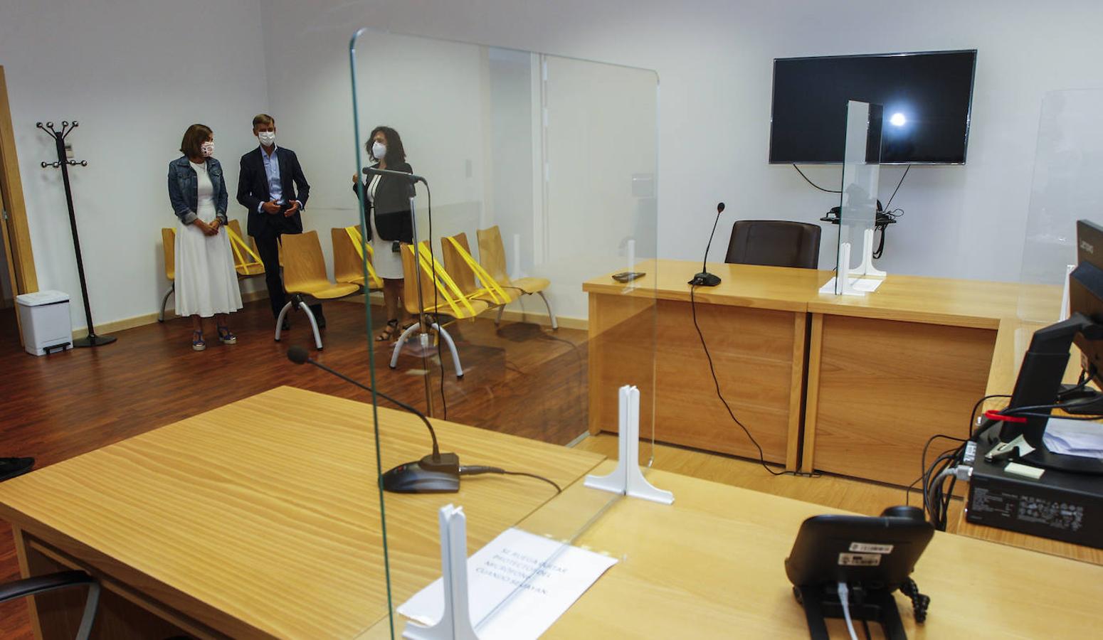 La consejera de Justicia y el presidente del TSJC visitan la sede judicial de Torrelavega.