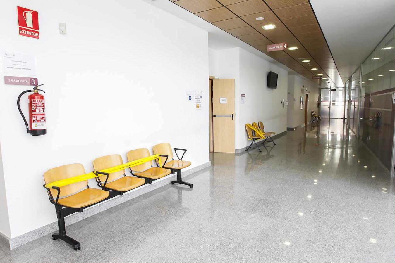 La consejera de Justicia y el presidente del TSJC visitan la sede judicial de Torrelavega.