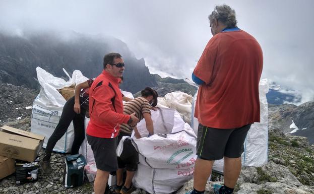 Imagen principal - Imágenes de la pasada semana de la carga que llevaron a Cabaña Verónica los pilotos fallecidos.