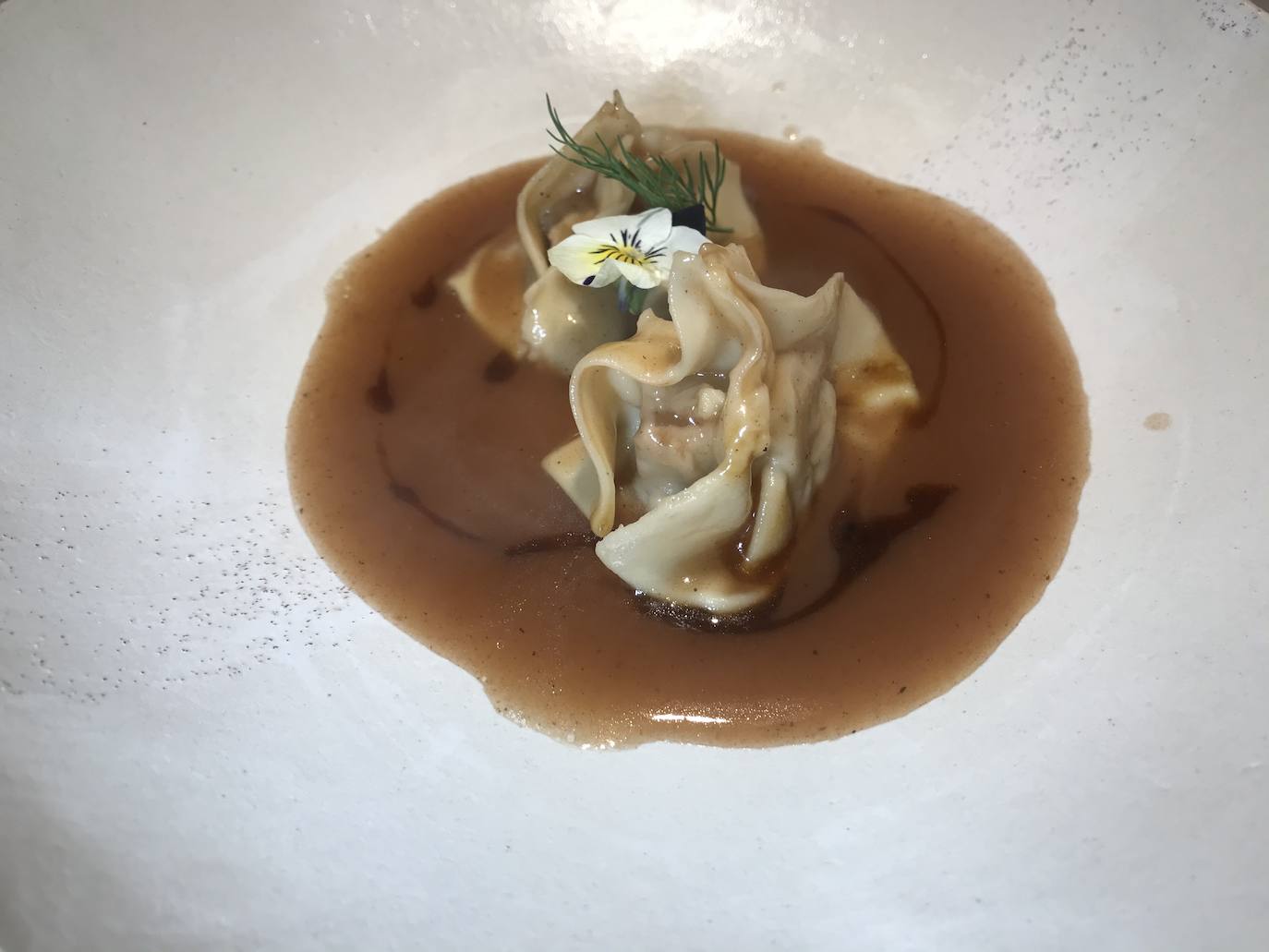 Ravioli de cabrito y caldo de caricos.