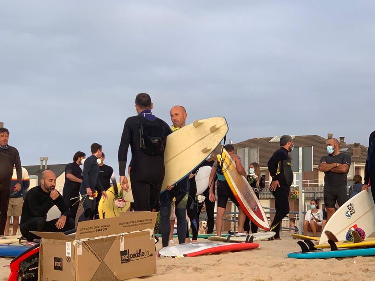 Cerca de doscientos surfistas despiden a su compañero, fallecido el lunes, en un emotivo funeral hawaiano celebrado en las mismas aguas que cabalgó toda su vida.