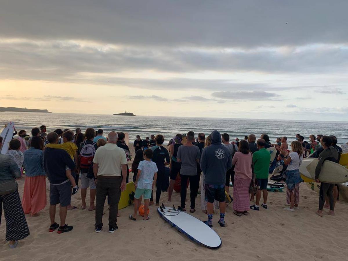 Cerca de doscientos surfistas despiden a su compañero, fallecido el lunes, en un emotivo funeral hawaiano celebrado en las mismas aguas que cabalgó toda su vida.