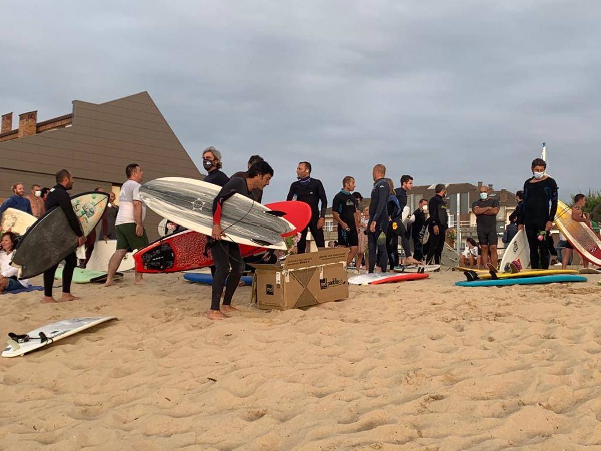 Cerca de doscientos surfistas despiden a su compañero, fallecido el lunes, en un emotivo funeral hawaiano celebrado en las mismas aguas que cabalgó toda su vida.