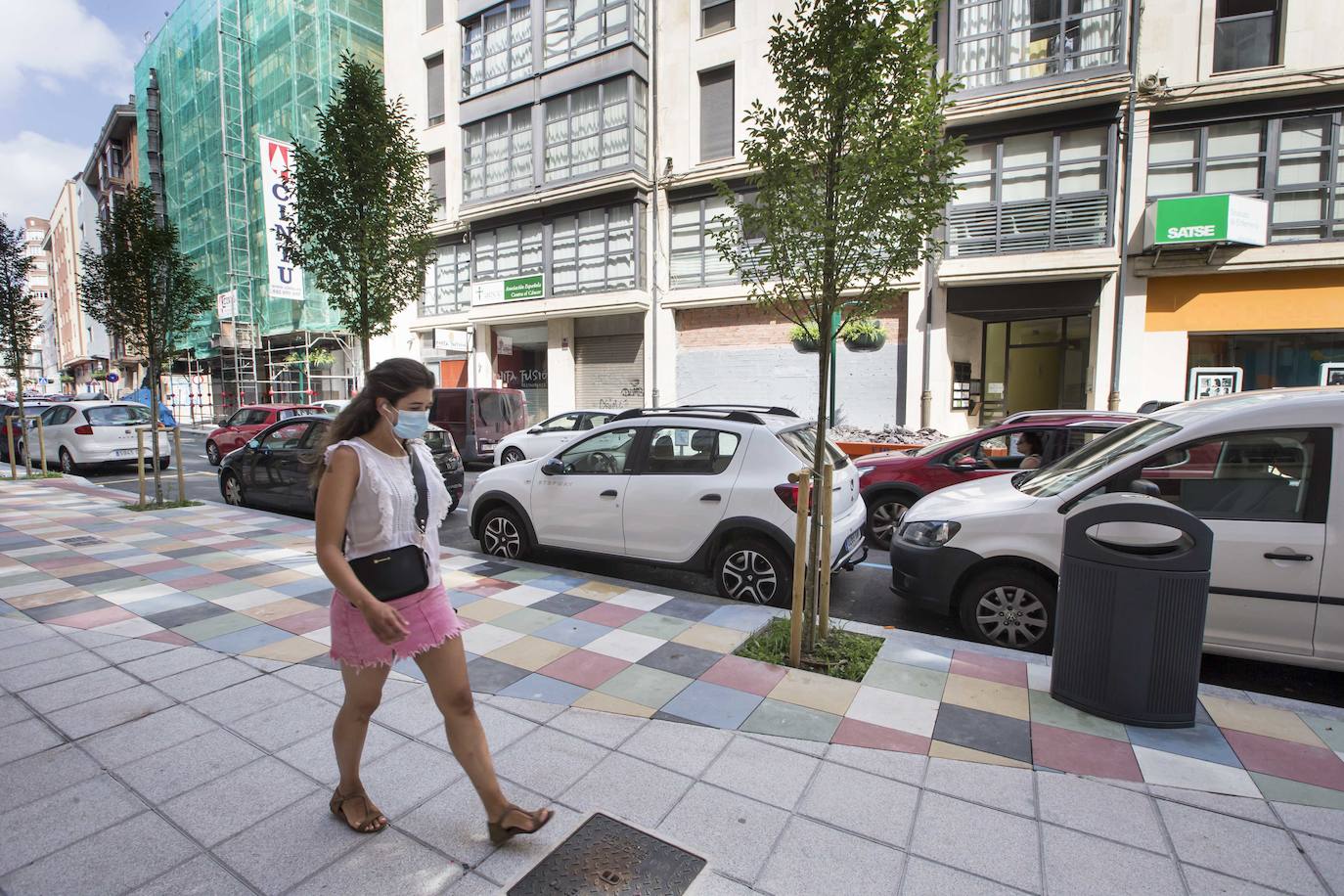 Los adoquines de color pastel en las aceras dan continuidad a la imagen del barrio de La Florida. La actuación ha supuesto una inversión de un millón de euros