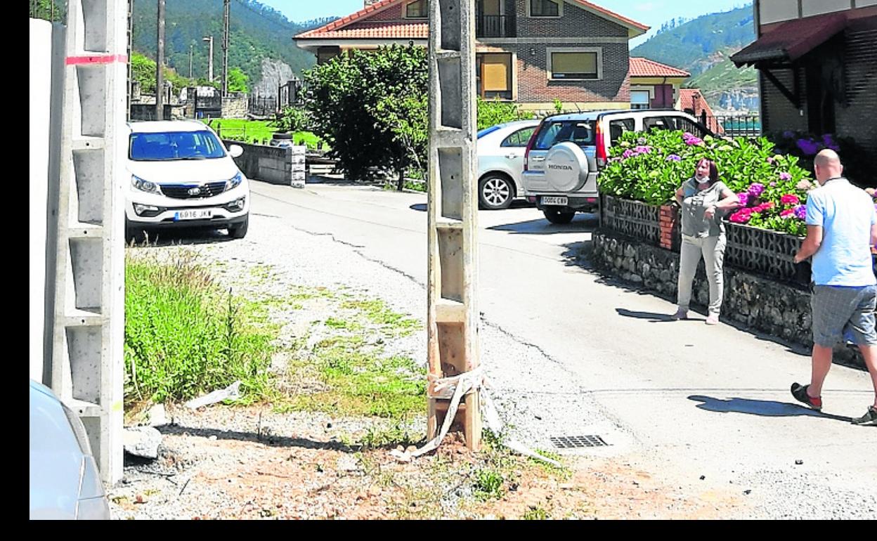 Poste situado en medio de la calzada en San Mateo. 