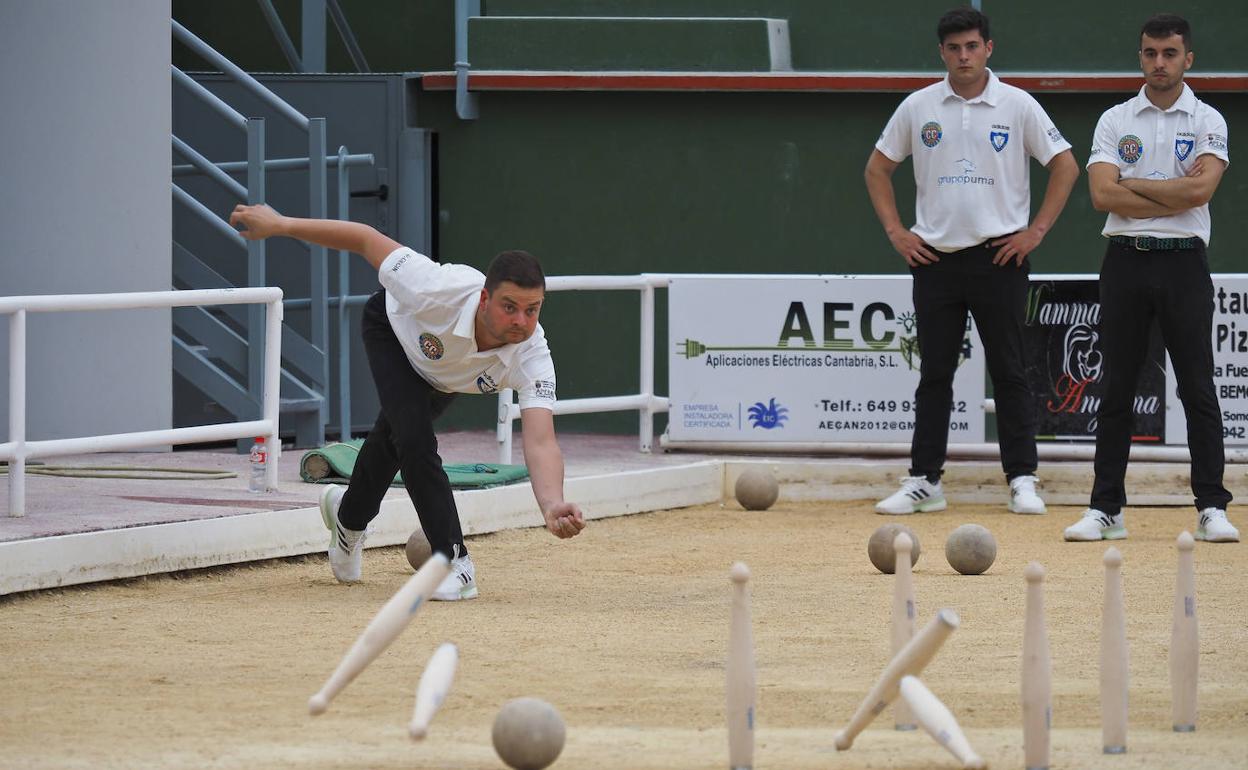 David Cecín birla durante el partido de ayer con Mario Borbolla y Javi del Rivero al fondo.