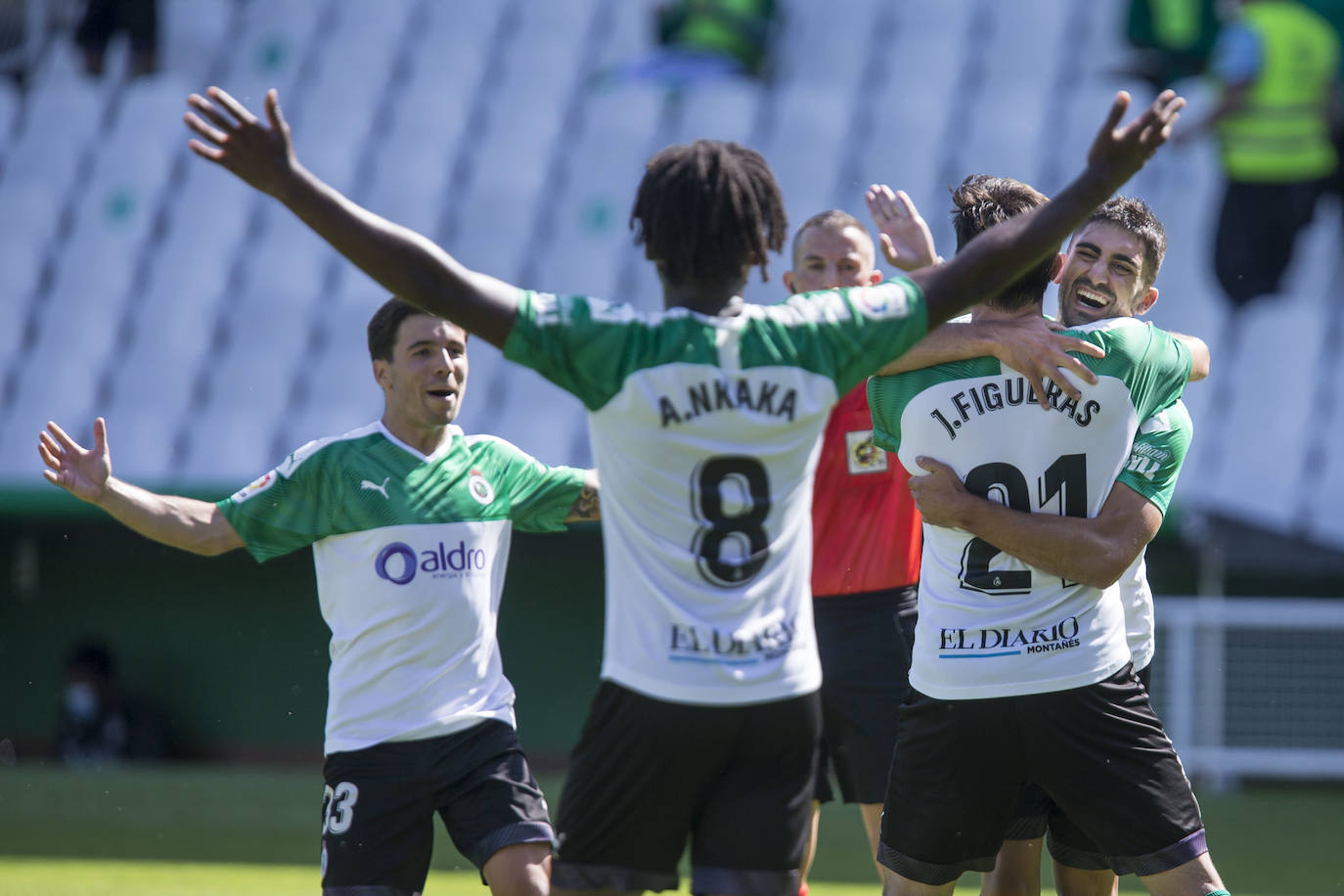 El descendido Racing, muy serio, logra la primera victoria tras el confinamiento ante un poderoso Huesca que lucha por el ascenso