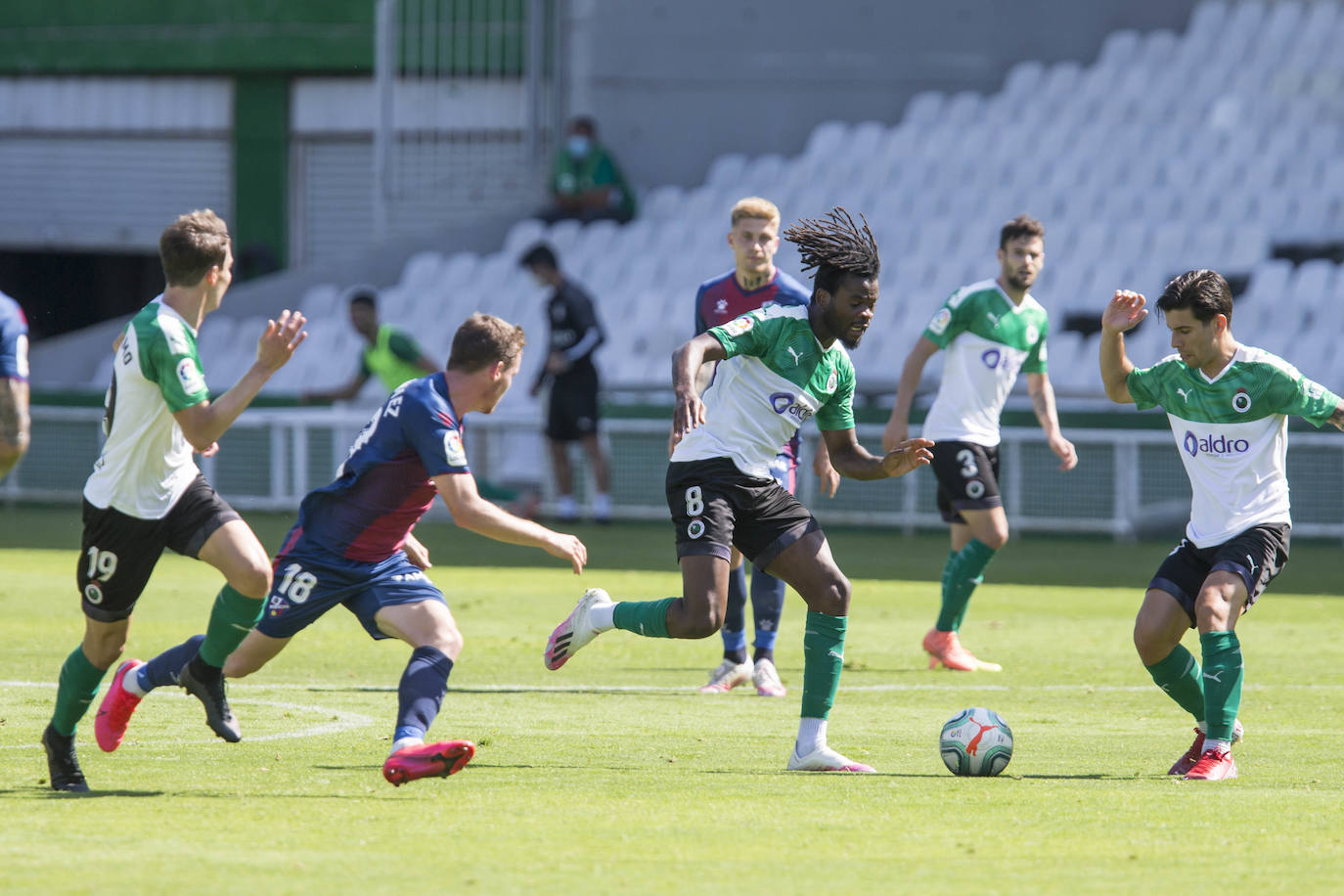 El descendido Racing, muy serio, logra la primera victoria tras el confinamiento ante un poderoso Huesca que lucha por el ascenso