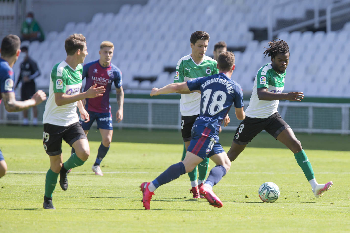 El descendido Racing, muy serio, logra la primera victoria tras el confinamiento ante un poderoso Huesca que lucha por el ascenso