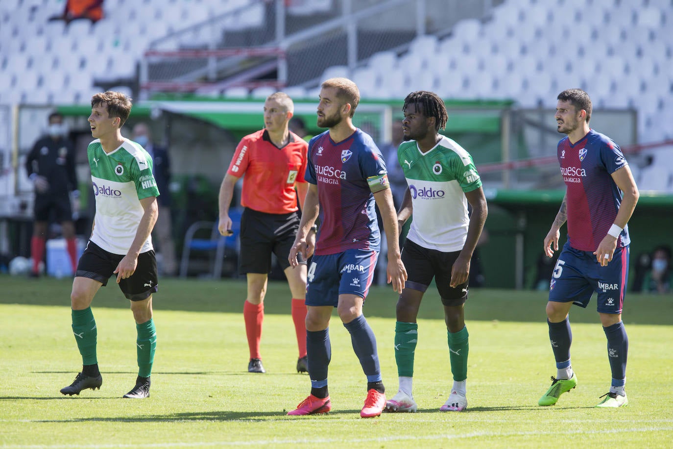 El descendido Racing, muy serio, logra la primera victoria tras el confinamiento ante un poderoso Huesca que lucha por el ascenso