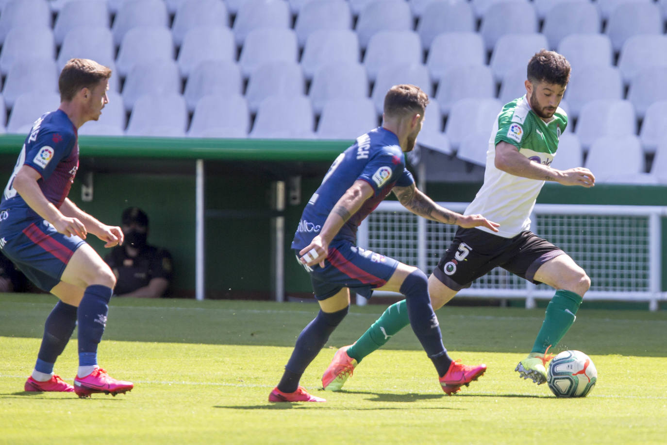 El descendido Racing, muy serio, logra la primera victoria tras el confinamiento ante un poderoso Huesca que lucha por el ascenso