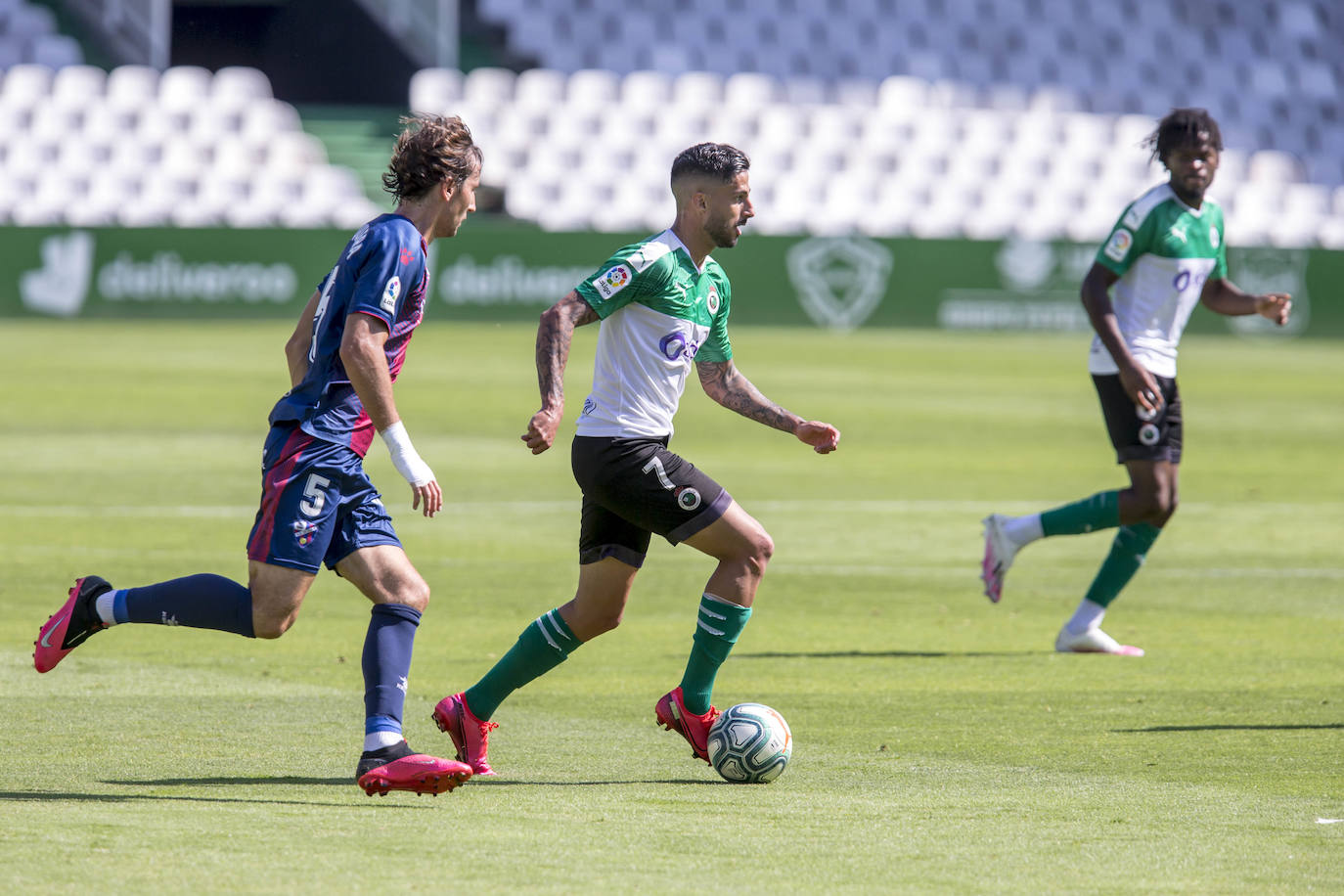 El descendido Racing, muy serio, logra la primera victoria tras el confinamiento ante un poderoso Huesca que lucha por el ascenso