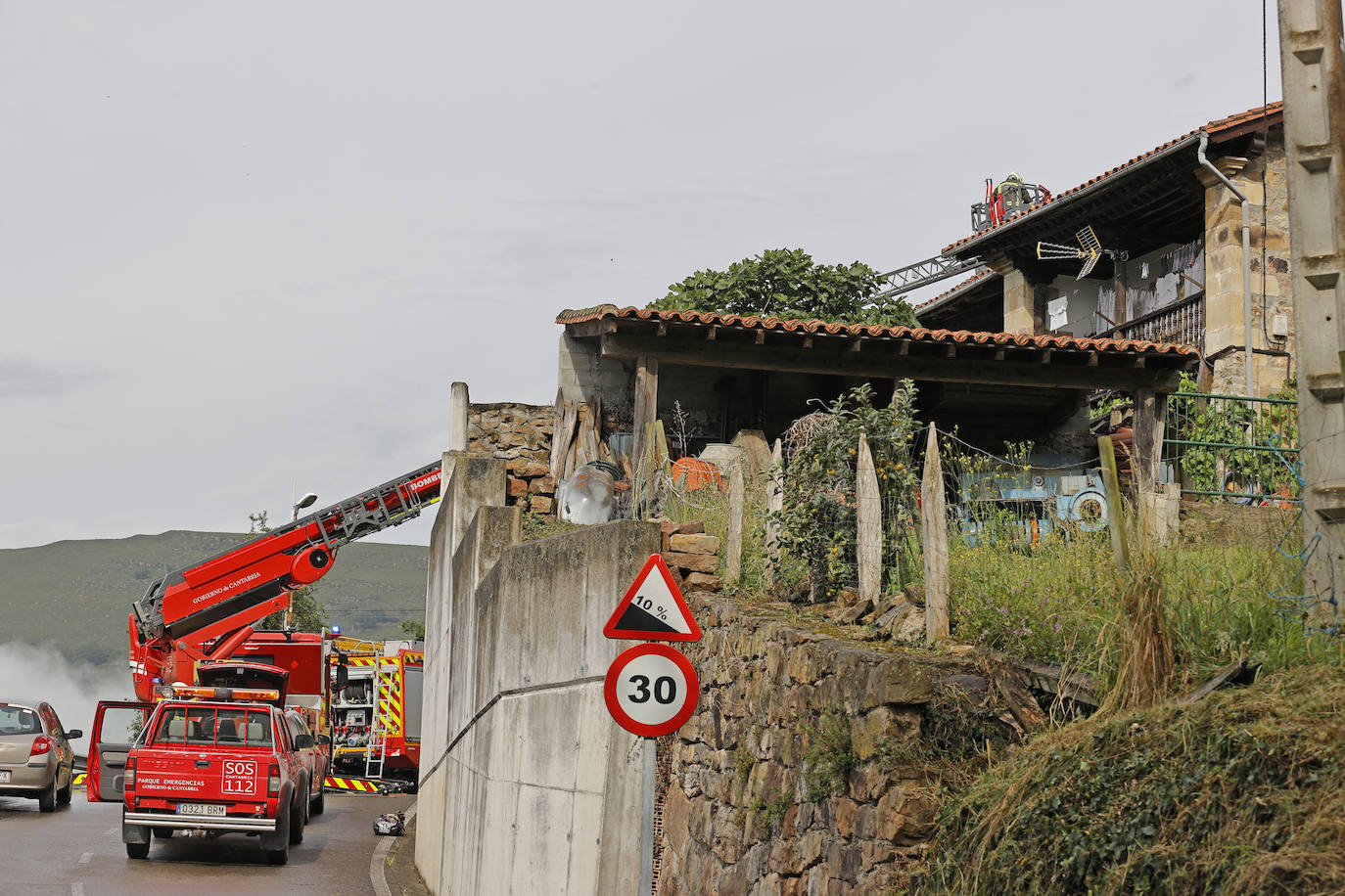 Los vecinos de esta localidad de Los Tojos han podido apagar el foco principal y contener la propagación hasta la llegada de los bomberos