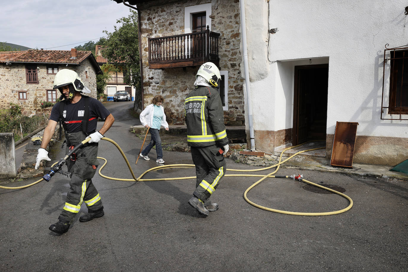 Los vecinos de esta localidad de Los Tojos han podido apagar el foco principal y contener la propagación hasta la llegada de los bomberos