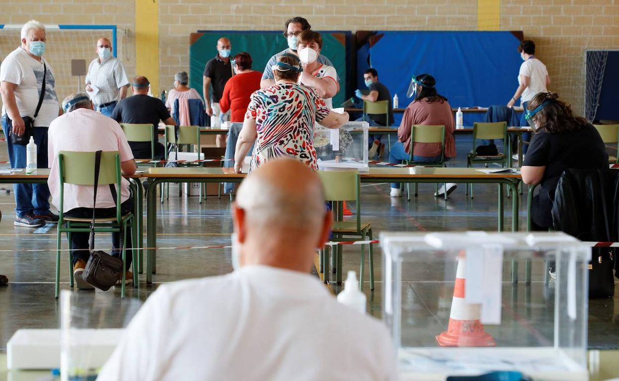 Varias personas votan en el colegio CEIP Nº1 de Foz (Lugo), este domingo con motivo de las elecciones autonómicas. 