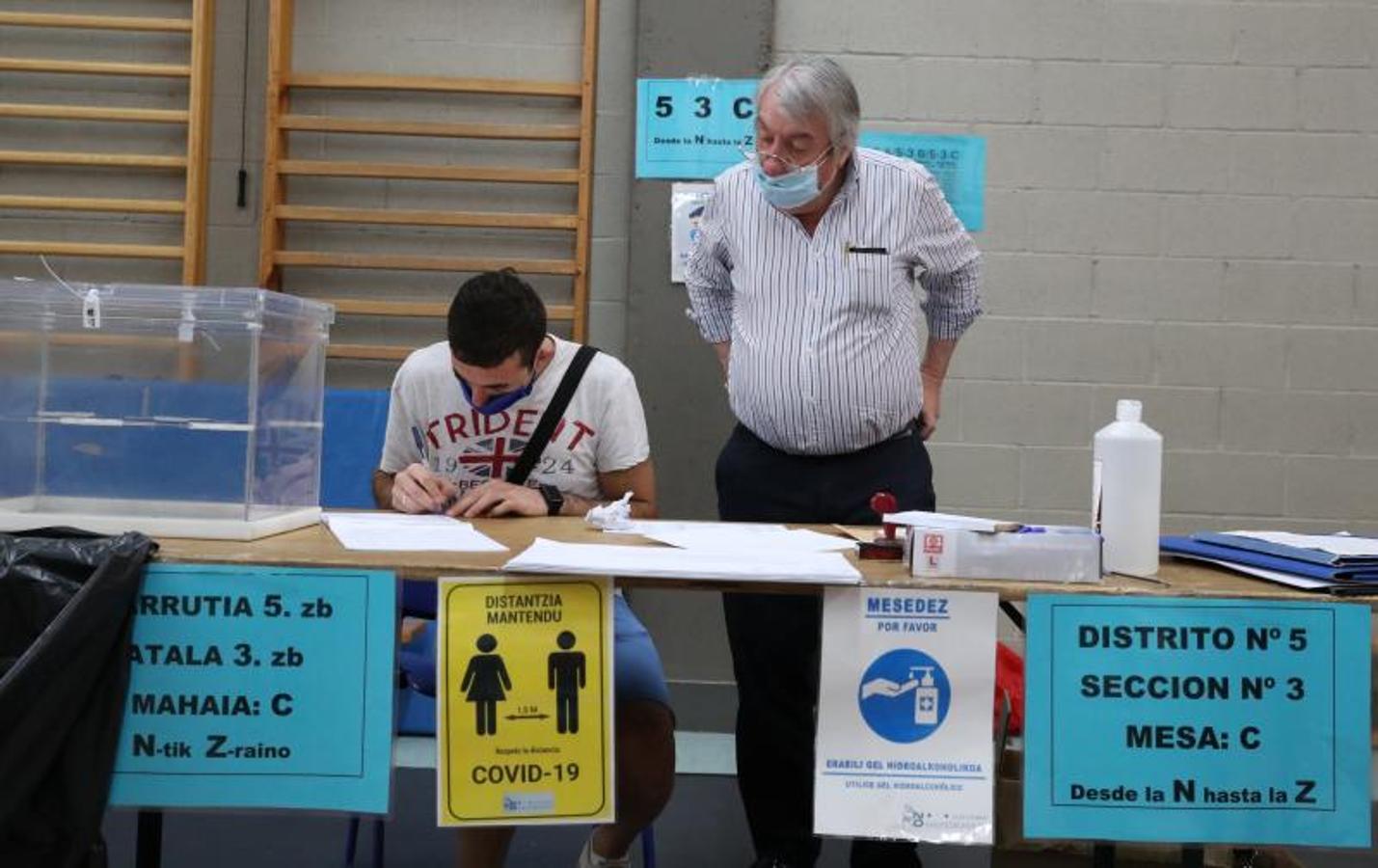 El presidente de mesa realiza la apertura de una mesa electoral en la localidad vizcaína de Durango