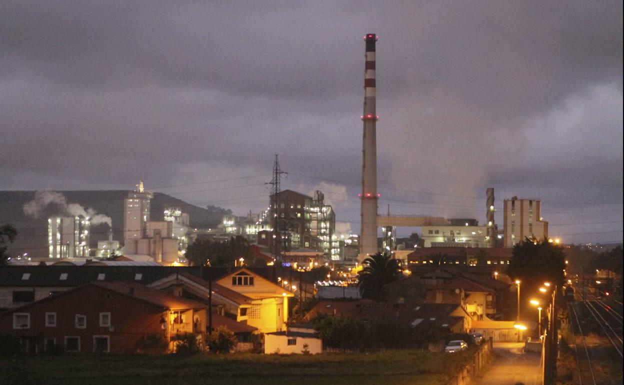 Foto nocturna de la empresa Solvay