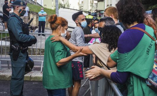 Lilian y su familia salieron a agradecer la acción de los manifestantes que impidió el desahucio.