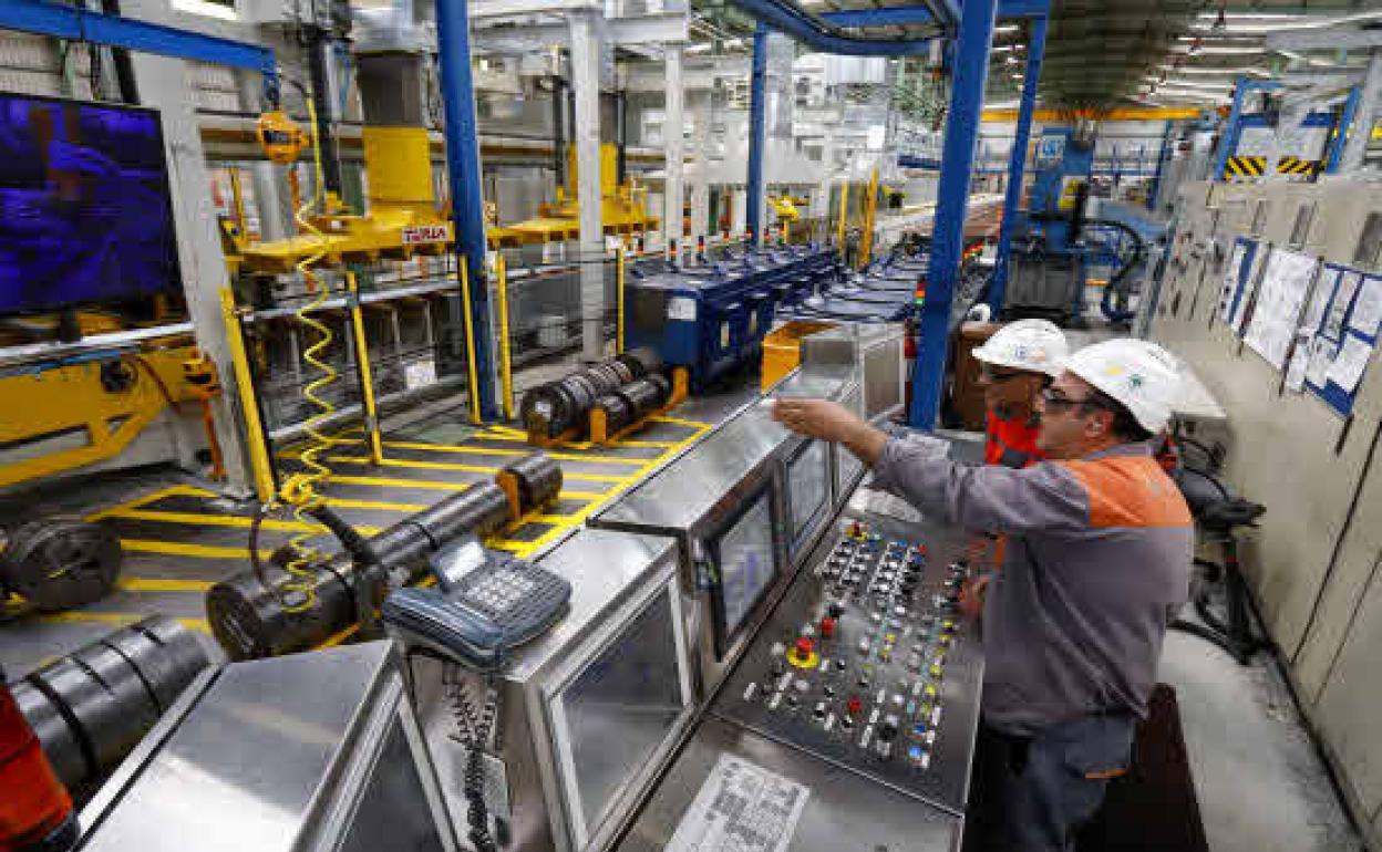 Unos trabajadores en una empresa. 