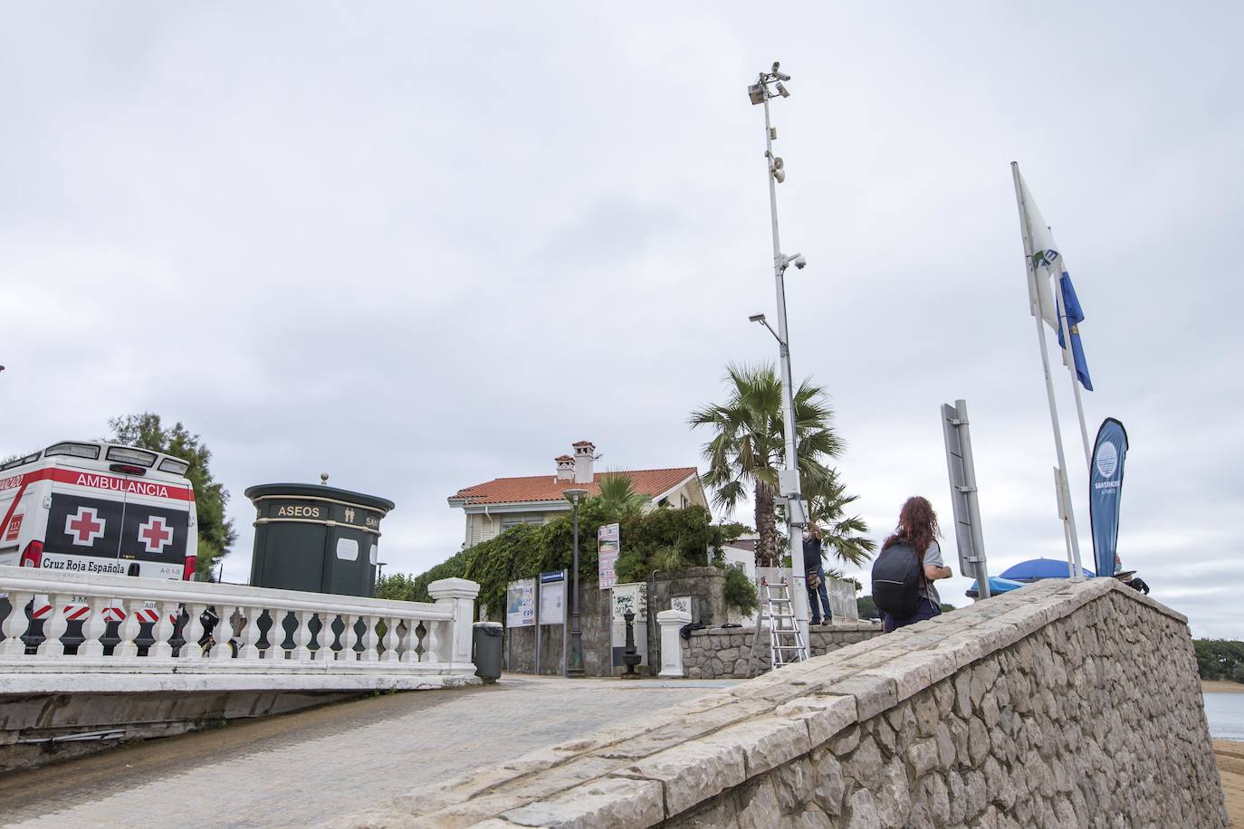 Cincuenta cámaras emiten imágenes las 24 horas del día desde 17 municipios en www.playascantabria.es, lo que supone «un plus de seguridad para vecinos y turistas» 