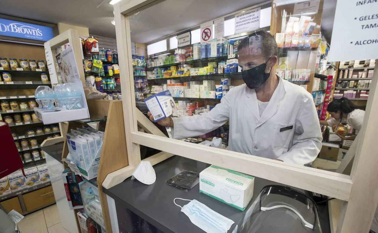 Las farmacias incorporarán un contenedor para depositar las mascarillas usadas para su reciclaje. 