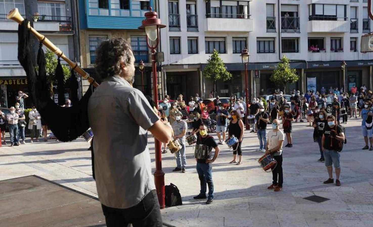 Fotos: Amigos y familiares en la despedida a Solares al ritmo de las gaitas