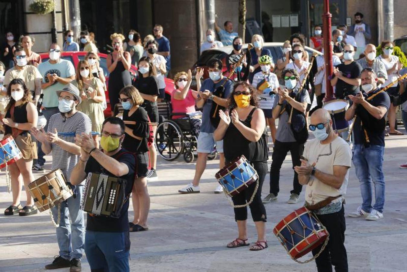 Fotos: Amigos y familiares en la despedida a Solares al ritmo de las gaitas