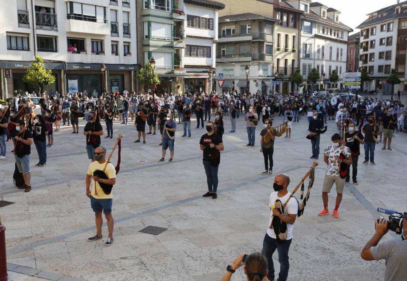 Fotos: Amigos y familiares en la despedida a Solares al ritmo de las gaitas