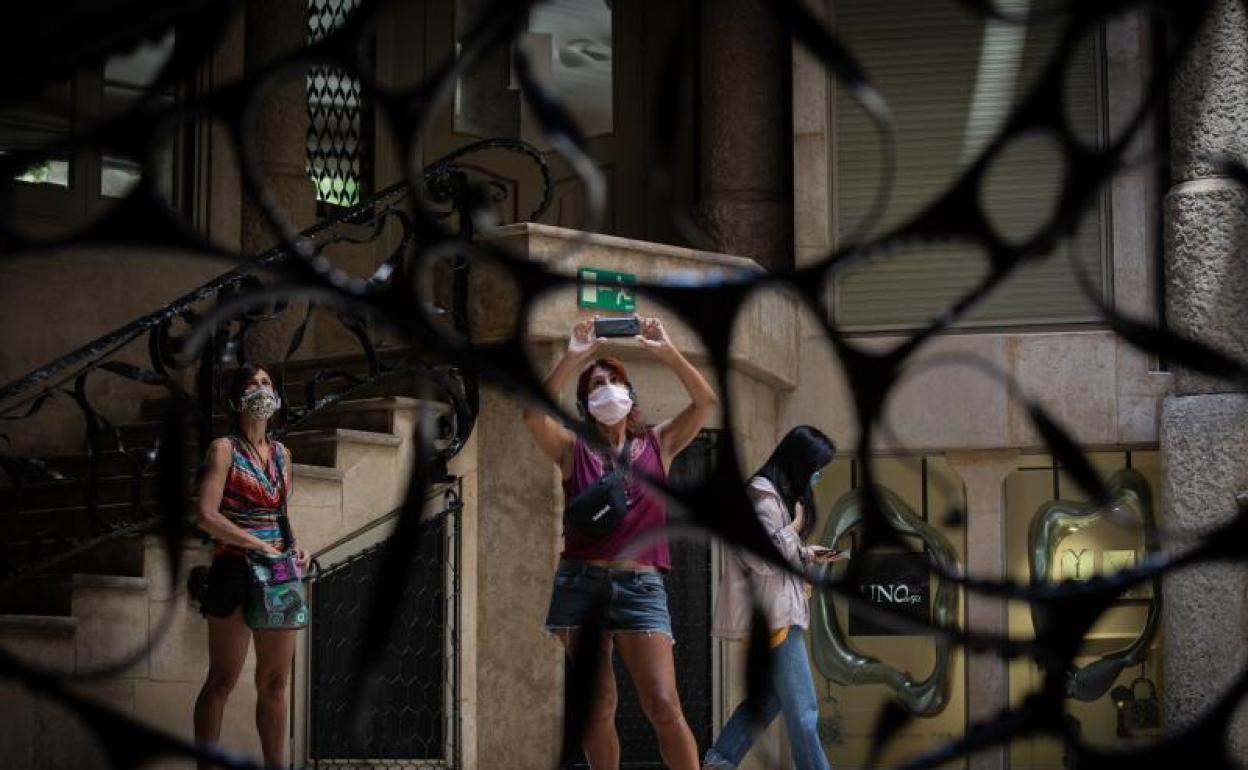 Visitantes en el museo barcelonés de La Pedrera tras su reapertura..