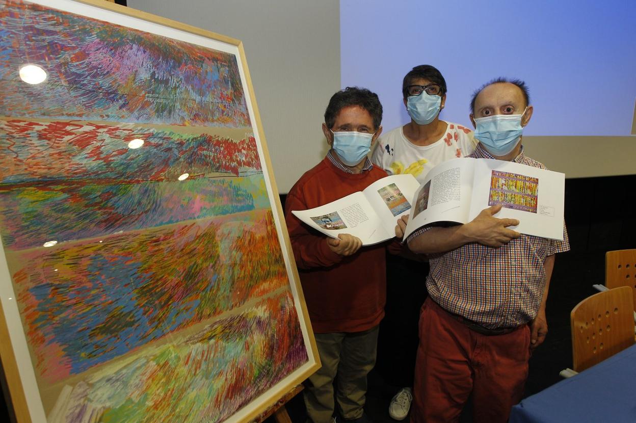 La codirectora del proyecto, Jamaica Fernández, flanqueada por los artistas Manuel Salado y Pablo Berodia.