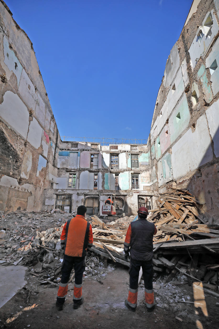 Durante los trabajos de derribo de este antiguo inmueble del número 19 de la calle San Martín quedaron al descubierto las obras que la fallecida había realizado en las paredes de su piso. Hoy ya solo queda la fachada, detrás del andamio que protege la construcción de un nuevo edificio de viviendas