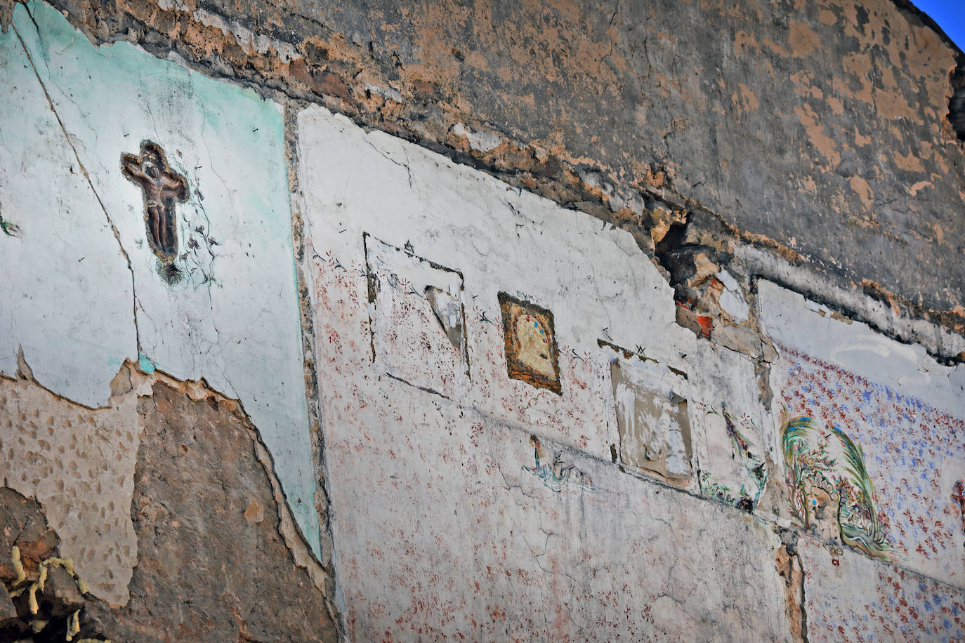 Durante los trabajos de derribo de este antiguo inmueble del número 19 de la calle San Martín quedaron al descubierto las obras que la fallecida había realizado en las paredes de su piso. Hoy ya solo queda la fachada, detrás del andamio que protege la construcción de un nuevo edificio de viviendas