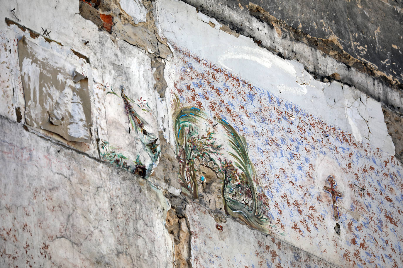 Durante los trabajos de derribo de este antiguo inmueble del número 19 de la calle San Martín quedaron al descubierto las obras que la fallecida había realizado en las paredes de su piso. Hoy ya solo queda la fachada, detrás del andamio que protege la construcción de un nuevo edificio de viviendas