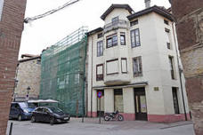 Durante los trabajos de derribo de este antiguo inmueble del número 19 de la calle San Martín quedaron al descubierto las obras que la fallecida había realizado en las paredes de su piso. Hoy ya solo queda la fachada, detrás del andamio que protege la construcción de un nuevo edificio de viviendas