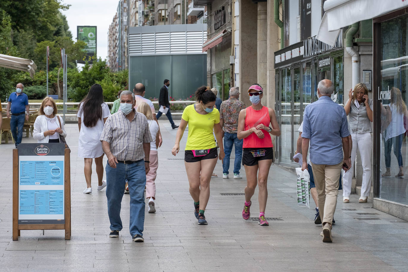 El uso es generalizado en la calle y la policía realiza una labor didactica en estas primeras horas para explicar los supuestos en los que esta obligado su uso desde el miércoles 