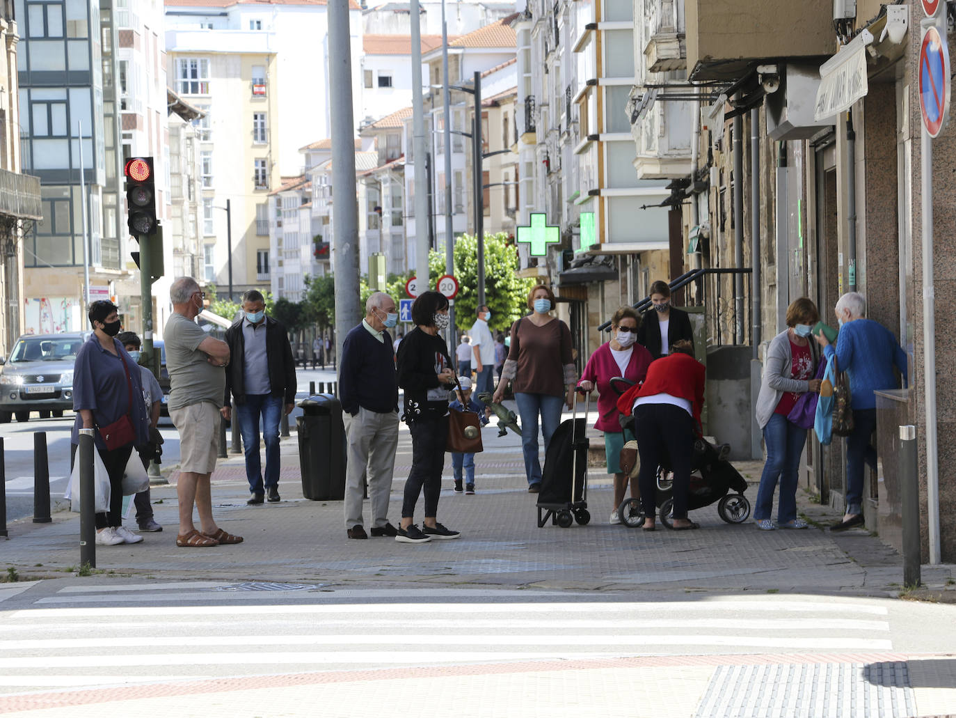 El uso es generalizado en la calle y la policía realiza una labor didactica en estas primeras horas para explicar los supuestos en los que esta obligado su uso desde el miércoles 